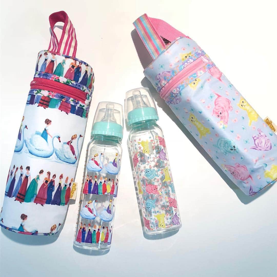 blossom39_officialのインスタグラム：「フェフェから色鮮やかで繊細なグラフィックのガラス製哺乳瓶が登場🍼  こんなに可愛い哺乳瓶なら、ママも赤ちゃんもハッピーになっちゃいますね！！ ▶︎詳細はプロフィール→HPからご覧いただけます。  #fäfä #フェフェ #blossom39 #哺乳瓶 #出産準備 #プレママ #ブロッサム39 #プレママさんと繋がりたい」
