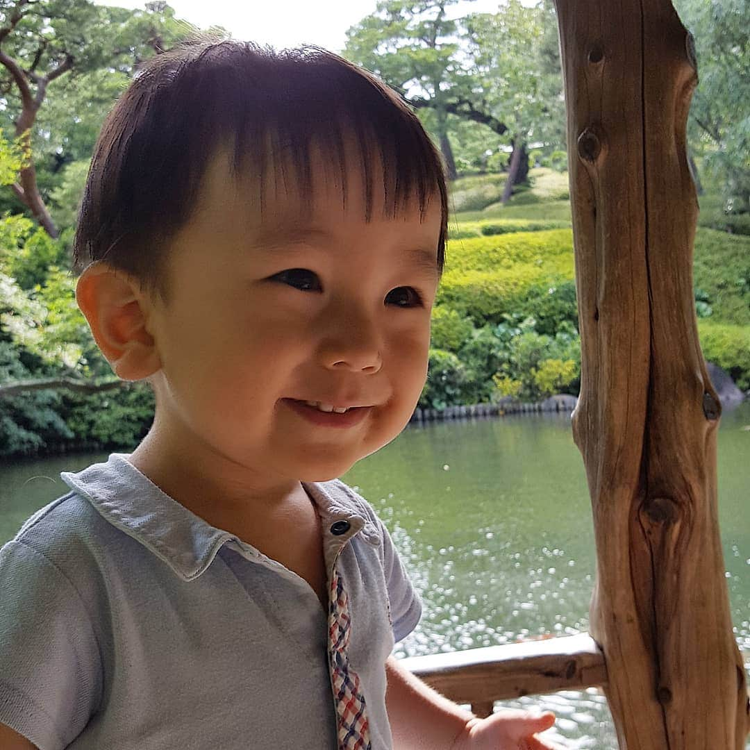 本仮屋リイナさんのインスタグラム写真 - (本仮屋リイナInstagram)「暑くて暑くて、池に入ろうとする息子⛲ 結婚式を挙げた八芳園へお散歩にでかけました☺良いところだなぁ～ 見学に来ているカップルが多くいて、懐かしい気持ちになりました💓  #八芳園 #結婚式 #真夏日 #男の子ママ #主婦 #息子 #梅雨 #池 に飛び込みたくなる #暑さ」6月27日 17時13分 - riina_motokariya