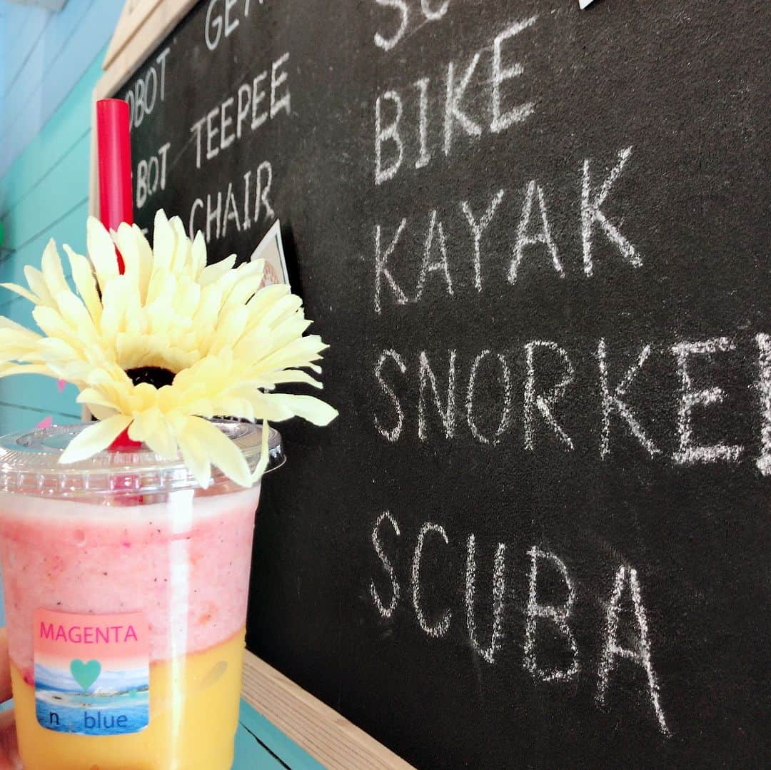 五代了平さんのインスタグラム写真 - (五代了平Instagram)「沖縄で飲んだスムージー✨✨ #magentanblue っていうお店ですー。 僕が飲んだのは#ピンクパイナップルマンゴー っていうスムージーですー。 めちゃ美味かった😆 夏の暑さにぴったりです。  他にもインスタ映えしそうな小物とかイスとか店内にたくさんあったので、 行ってみるとテンション上がりますよー🎶  #magentanblue  #スムージー  #美味い  #fresh  #沖縄 #okinawa  #おすすめ  #インスタ映えってこれで合ってる ？ #インスタ初心者 #五代了平 #俳優 #actor」6月27日 17時24分 - ryohei_godai_official