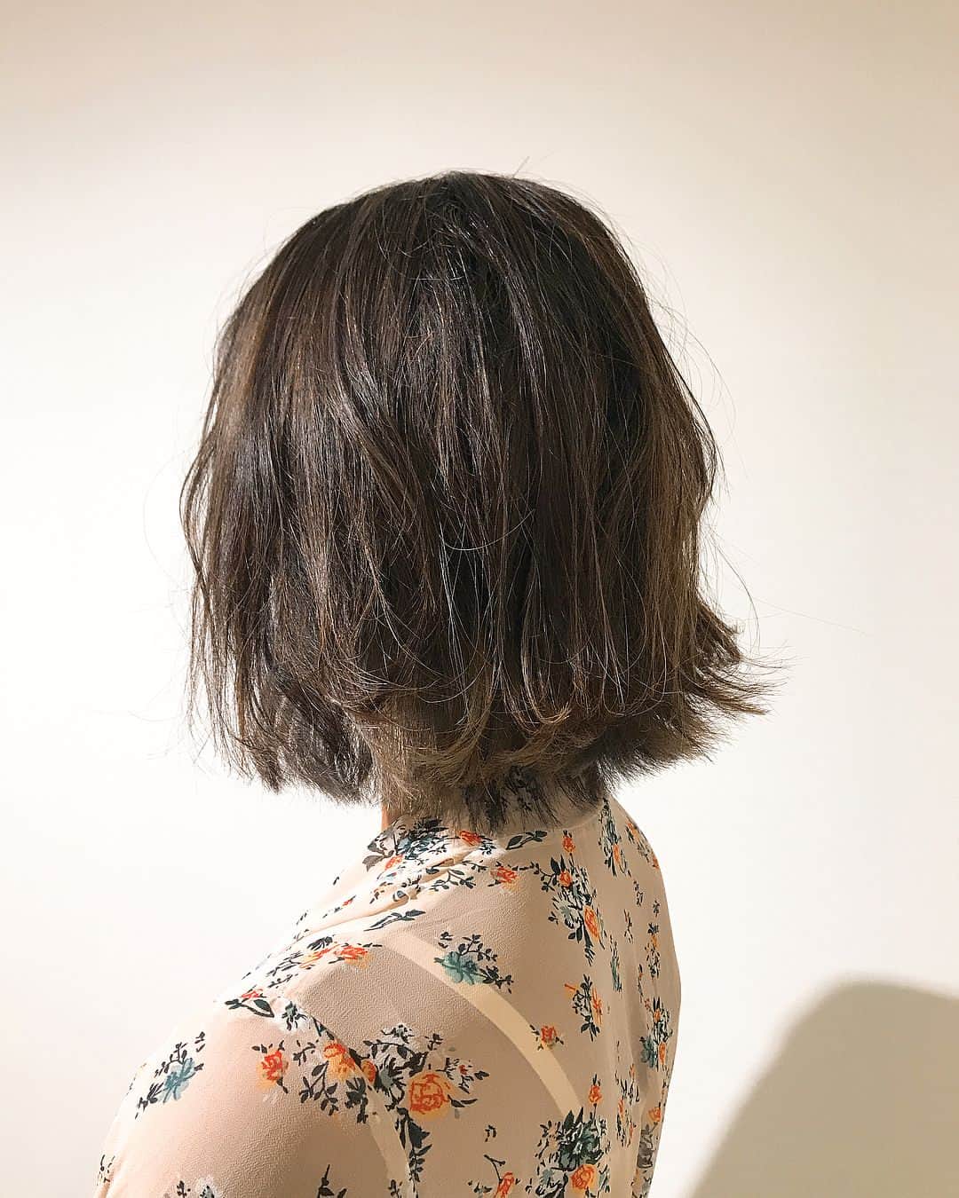 橋本涼加さんのインスタグラム写真 - (橋本涼加Instagram)「✂︎ 伸ばしていた髪を我慢できず切りました〜。 #インナーカラー に挑戦☺︎ さて、何色でしょう。 耳かけたら見えるからステキ。。 宮本さんいつもありがとうございます😊 #メジェド様 #haircolor #haircut  #hairart #innercolor #whatcolor」6月27日 17時25分 - suzukahashimoto