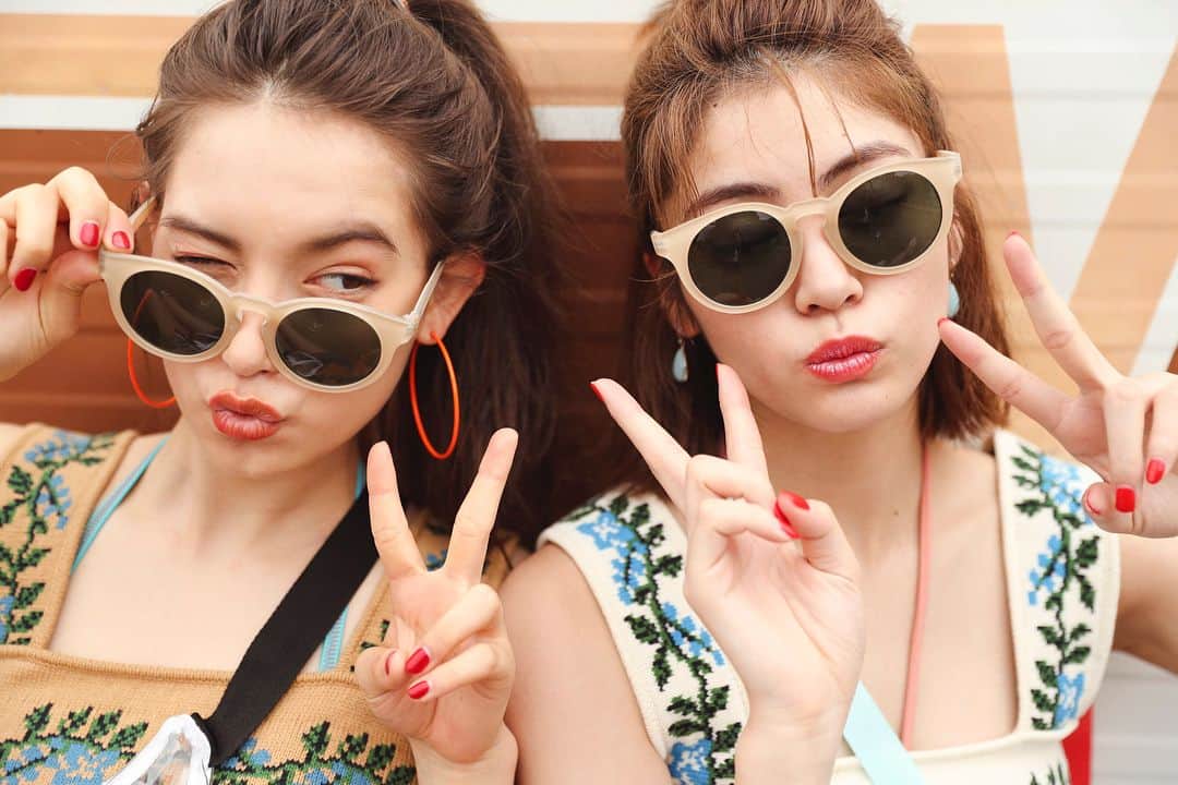 CanCamさんのインスタグラム写真 - (CanCamInstagram)「8月号の「この夏したいこと×キュンキュン服」の中からアザーカットを一枚📸 【フェス】シーンでは楓＆トラが踊りながらの撮影に🕺江南スタイルが流れる中、楓がトラをおんぶしたり、ふたりで飛び跳ねたりと大騒ぎ❣️ とにかく、仲のいいふたりがかわいすぎました😳 . #cancam #cancam8月号 #楓 #トラウデン直美」6月27日 18時35分 - cancam_official