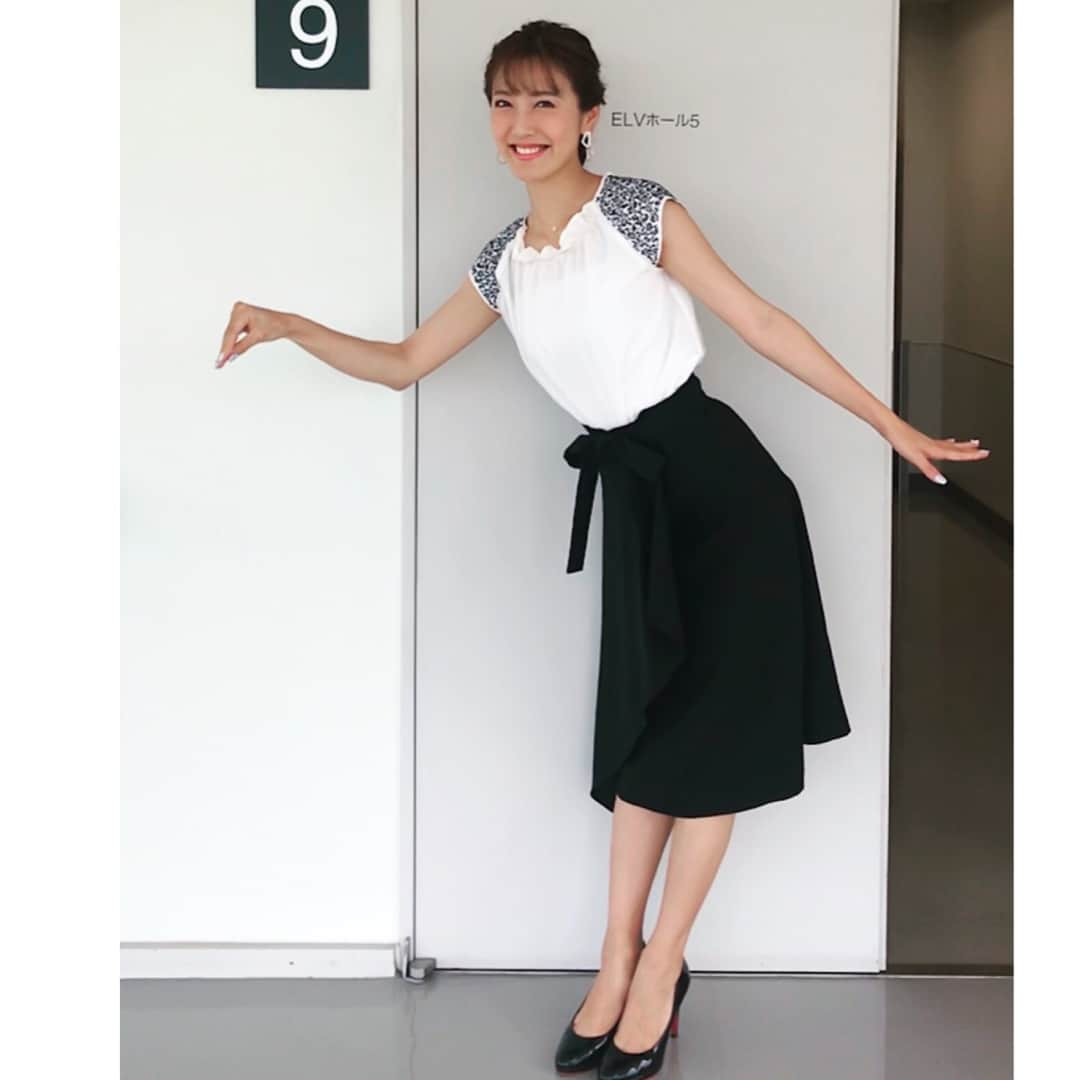 小澤陽子さんのインスタグラム写真 - (小澤陽子Instagram)「at work☻  そうでした‼️ 日曜日の、宝塚記念の 🕺🏻人文字💛 正解は、、 『投票(voting)🗳』でした！！！ . . 宝塚記念というレースは、 グランプリレースと呼ばれて、 『ファン投票』により、出走馬が決められるのです‼️ . なので、”投票”をジェスチャーしてみたのです。。🤣🤣 . .  #わかった人… #多分いないですよね🙄 #おざわーるど🌏  #ローマ字だともう被るので #単純ではなくなってきた #おざよーの本日の人文字KEIBA🏇  #正解待っていてくれた方ありがとうございます！ #バタバタしており失念していました… #リマインドありがとうございます❤︎ . . 衣装、GⅠらしい高級感あって可愛かったなぁあ☺️🌹 #ヘアスタイル #hairstyle #衣装 #ファッション #fashion #アナウンサーヘア #編み下ろし #アナウンサー衣装 #アナウンサーファッション #UMAJO #ウマジョ #週末はウマでしょ #みんなのKEIBA #KEIBA好きを広げたい🐴♪ #宝塚記念 #グランプリレース #ファン投票 #vote #ミッキーロケット おめでとうございます🎊🍾💖」6月27日 18時55分 - yoko.ozawa729