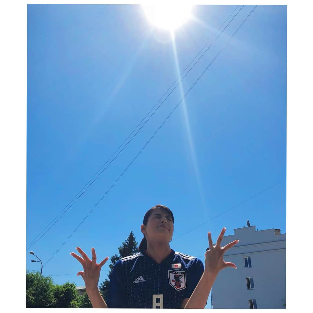 永島優美さんのインスタグラム写真 - (永島優美Instagram)「* ポーランド戦が行われるヴォルゴグラードに到着！ したのですが… とにかく暑くて暑くて溶けてしまいそうです😵☀ * それもそのはず！昨日気温を測ってみたら… なんと40℃オーバー！⚠ ポーランド戦が行われる時は35℃ぐらいの予報です☀ * 強い日差しでキムタクさんもこの通り‼️😳 私も順調に焼けてます…😂 日焼け止め塗ってるんだけどな〜😂 * #W杯 #ロシア #ヴォルゴグラード  #なぜか小指が曲がってしまいました #いよいよポーランド戦 #頑張れ日本🇯🇵 #木村拓也 #キムタクさん #永島優美のロシア日記」6月27日 19時59分 - yuumi_nagashima