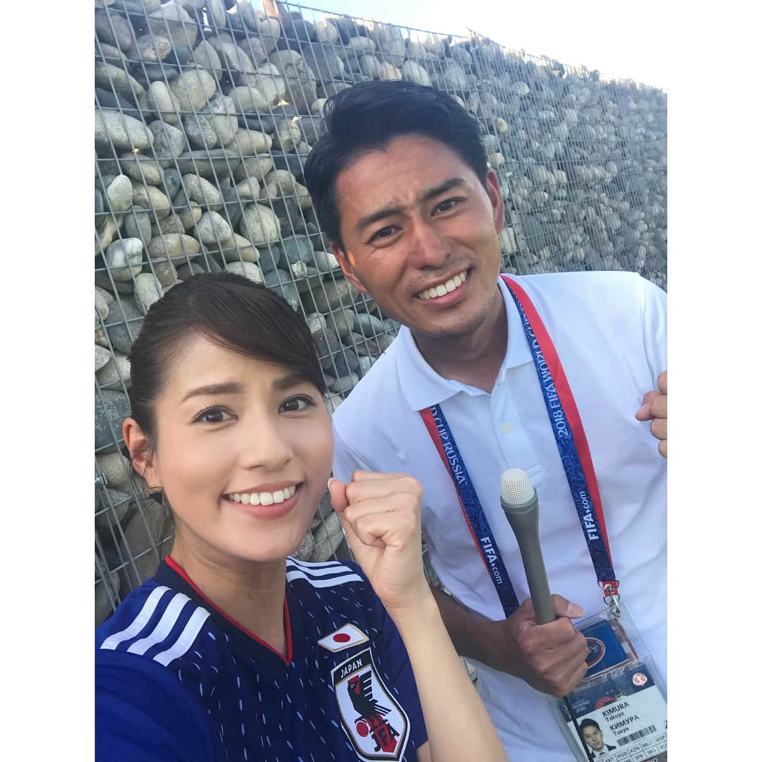 永島優美さんのインスタグラム写真 - (永島優美Instagram)「* ポーランド戦が行われるヴォルゴグラードに到着！ したのですが… とにかく暑くて暑くて溶けてしまいそうです😵☀ * それもそのはず！昨日気温を測ってみたら… なんと40℃オーバー！⚠ ポーランド戦が行われる時は35℃ぐらいの予報です☀ * 強い日差しでキムタクさんもこの通り‼️😳 私も順調に焼けてます…😂 日焼け止め塗ってるんだけどな〜😂 * #W杯 #ロシア #ヴォルゴグラード  #なぜか小指が曲がってしまいました #いよいよポーランド戦 #頑張れ日本🇯🇵 #木村拓也 #キムタクさん #永島優美のロシア日記」6月27日 19時59分 - yuumi_nagashima