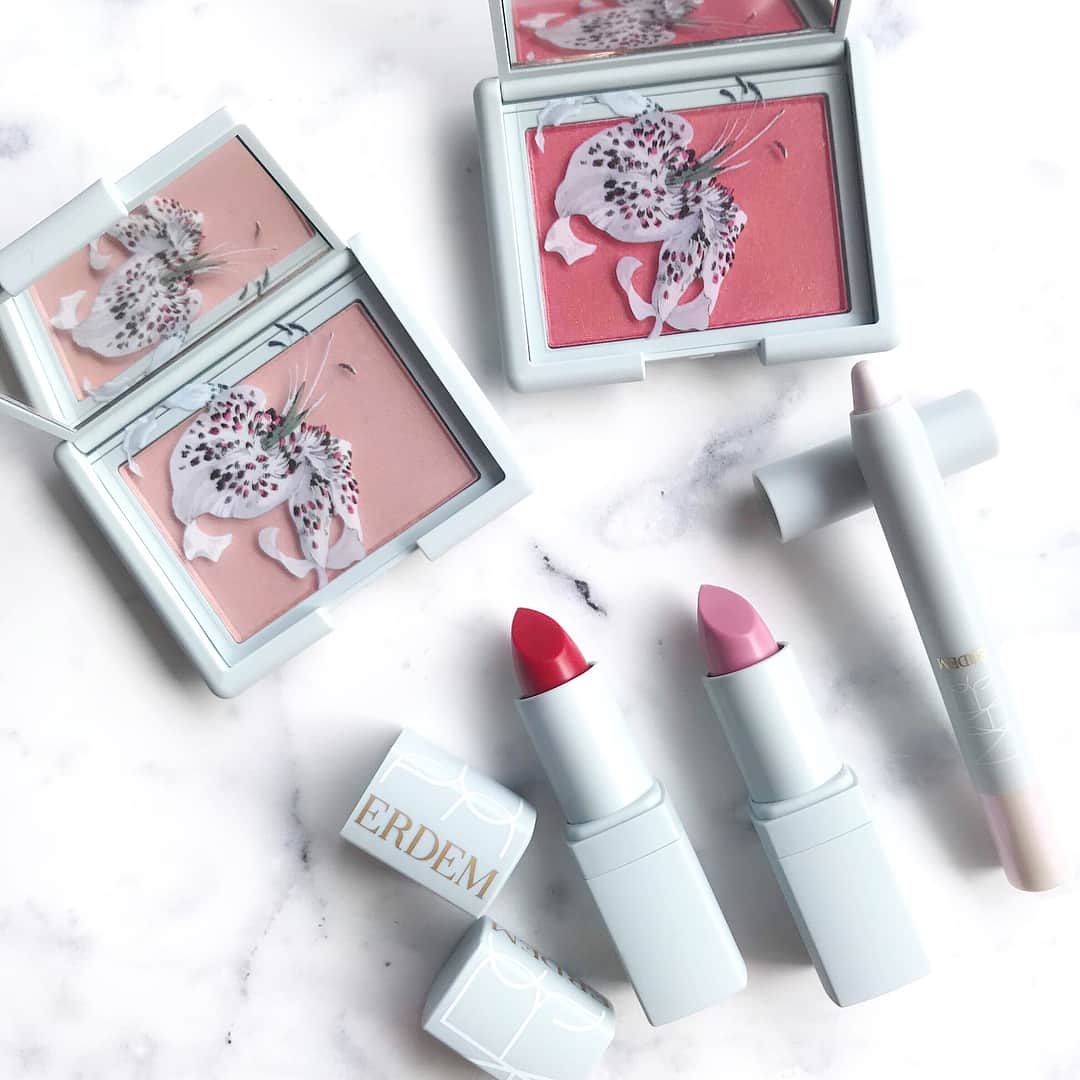 ponte_beautyのインスタグラム：「本日は5月に発売したNARS#限定コスメ のご紹介♡ * 【チーク】 花が開くようなふたつのブラッシュで、ほんのりと赤く色づく頬はうっとりと。 透明感のあるカラーを重ねれば、真珠のように艶やかでやわらかな頬に。 * 【リップ】 花束から飛び出してきたかのような鮮やかなカラーのリップ。 クリーミーな使用感で、ツヤのある大胆な色味を長時間キープ。 はじけるような鮮やかカラー、ぜひお試しを♡ * 【ペンシル】 アイ、チーク、フェイスに使えるマルチなハイライティングペンシル。 薄いピンク～パープルの色味で、ポイント使いも◎ ポーチに忍ばせておけば外出先でも明るくパッと輝く印象を保ててます♡ * ▼使用アイテム▼ NARS Erdem for NARS  Strange Flowers Collection * リップスティック  9410 9414 / 3,564円（税込） *  ブラッシュ 4050 4054 / 3,672円（税込） * マルチユース ハイライティングペンシル  3,672円（税込） * photo by @aoihamada さん ありがとうございます♡ * PONTEビューティー 〓〓〓〓〓〓〓〓〓〓〓〓〓〓〓〓〓〓〓〓〓〓〓 #ponte_beauty みなさんの簡単にできる ヘアアレンジ・ネイル・メイク術の美容情報を 是非タグ付けして教えてください♡ 〓〓〓〓〓〓〓〓〓〓〓〓〓〓〓〓〓〓〓〓〓〓〓 * #メイク #メイクアップ #リップ #リップスティック #リップメイク #赤リップ #ピンクメイク #チーク #ブラッシュ #ハイライト #nars #ナーズ #夏メイク #夏コスメ #新作コスメ #コスメ大好き #コスメマニア #コスメオタク #コスメ好きさんと繋がりたい #メイク好きさんと繋がりたい #女子力 #女子力アップ #女子力向上委員会 #美容マニア #美容オタク #フォロミー * ※タグ付けに関しまして※ PONTE指定のタグ付けを頂いた方の画像を使用しております。 使用範囲に関しましては、PONTE利用規約に記載してますので、ご承諾の上タグ付けをお願い致します☺︎ https://ponte.jpn.com/term ​ ​」