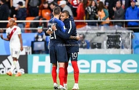 リュカ・エルナンデスのインスタグラム：「Les fréros 🔥💙 @lucashernandez5 @k.mbappe29」