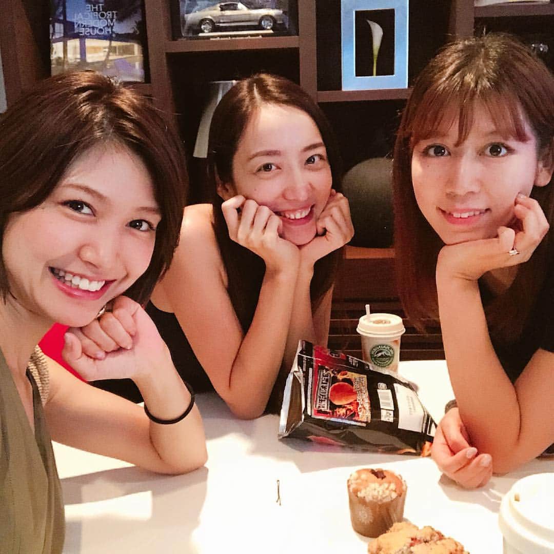 我謝レイラニのインスタグラム：「今日は急なお誘いが多い1日だったよ！！笑 みんなからのお誘いokしてたら〜私以外みんな初対面の人達が集まった🤣 うんうん。 私昔からこーゆーの好きだったりする〜ヾ(ﾟεﾟ*)ﾉ #これもなにかの縁♡」