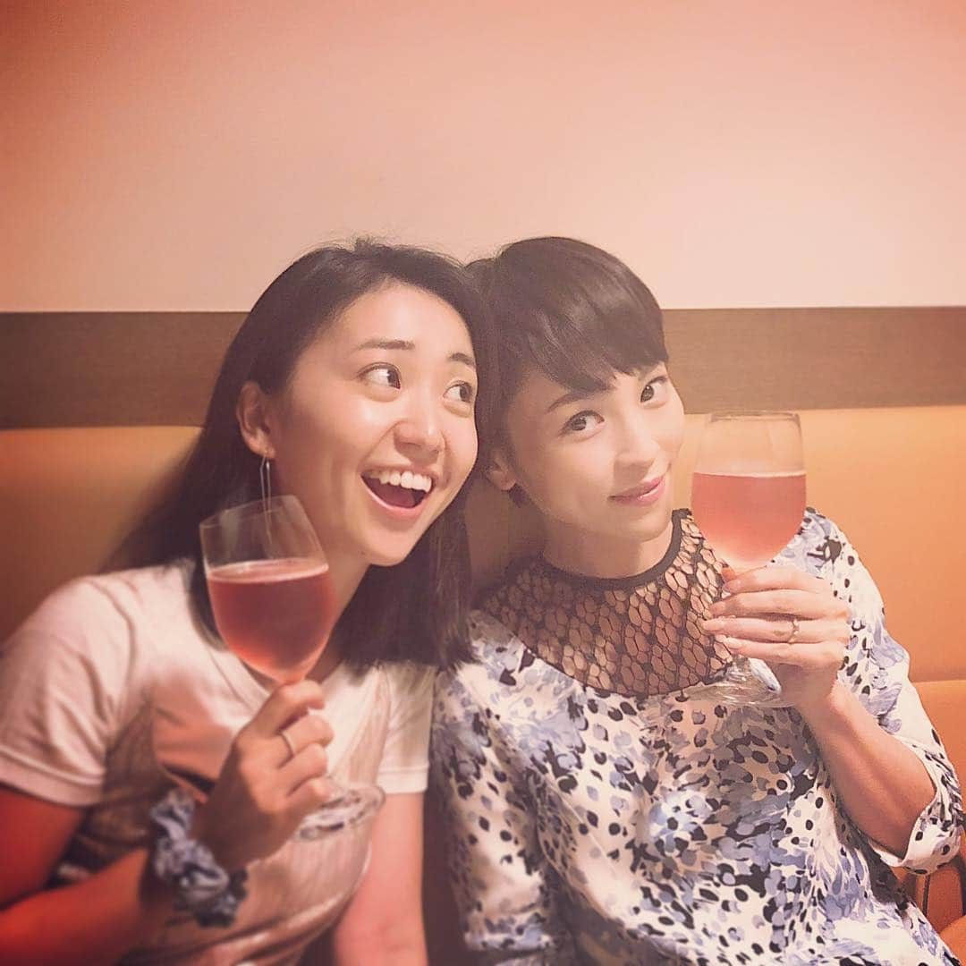 清川あさみさんのインスタグラム写真 - (清川あさみInstagram)「😆✨ #というわけで #優ちゃんはいつも元気 #一瞬だけ #存在が癒し✨#可愛い #カリスマ #お互い素で #妹ちゃん #大島優子 #あさゆう姉妹 @yuk00shima @asami_kiyokawa  #今日も頑張ろう」6月28日 6時58分 - asami_kiyokawa