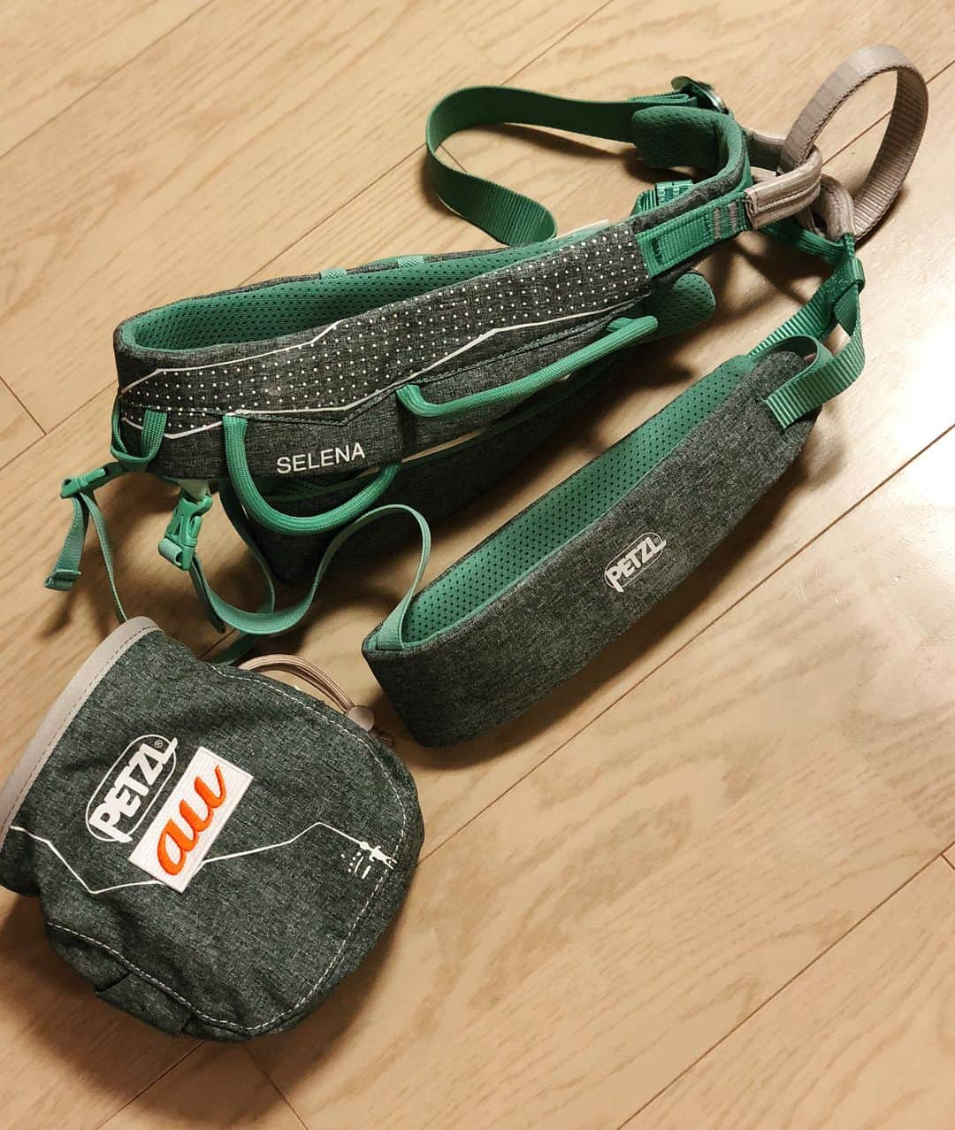 野口啓代さんのインスタグラム写真 - (野口啓代Instagram)「My new Harness and Chalk Bag from @petzl_official 🛠⚙️⛓* * * 今年もpetzlから新しいハーネスとチョークバッグがでました🙋🏻‍♀️✨私は女性用のSELENAのXSを履いてます！淡い緑色が爽やかで可愛い🍏🥝🥑服の色と被りにくいのもお気に入り。軽さ重視で言えばヒューロンドスなんですが、SELENAの安定感とフワフワな素材が長時間履いてても楽だから好き☘️🎋🍃そして、いつも同じ色のチョークバッグと合わせるって決めてる🐻💚petzlのチョークバッグも最高に使いやすくてオススメ❇️」6月28日 7時16分 - noguchi_akiyo