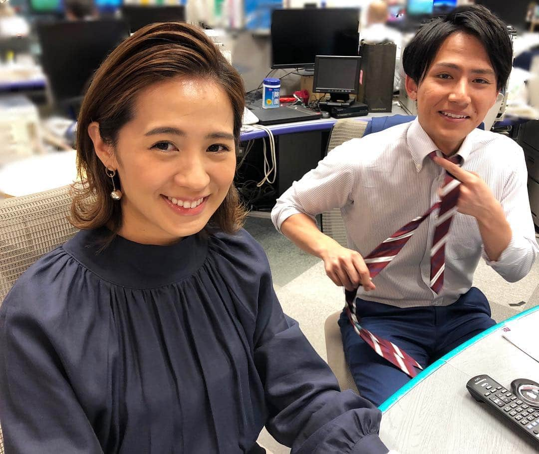 フジテレビ「THE NEWS α」さんのインスタグラム写真 - (フジテレビ「THE NEWS α」Instagram)「今日は安宅くんと私、それぞれに夜まで取材に出ていたために今まさに準備中🌟  安宅くん、ネクタイ苦手みたいです。  #もう少しでオンエア#プライムニュースα#primenewsα#フジテレビ#fujitv#ニュース#椿原慶子#松村未央#内野泰輔#鈴木唯#安宅晃樹」6月27日 23時29分 - news_alpha