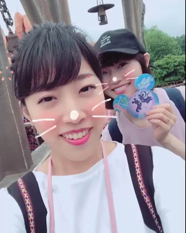 花原あんりのインスタグラム：「この間、ディズニーランドへ行きました💕 ずッとずっとずっとずーっと行きたかったから楽しすぎて、気がついたらあっという間に夜でした😭笑 ディズニーランドと、どらごんぼぅずの釣りに行く時は、時間の流れがとーっても早かてビックリ‼️‼️‼️ この動画で私がどれだけ楽しかったか伝わると思います…笑 二人とも終始こんな感じでございました💕笑  #singers #singing #musics #音楽 #vocals #acoustic #アーティスト #artist #artiste  #アーティスティック#artistic #television #vocals #シンガー #singer #女優 #MC #Tokyo #TV  #イベント #ディズニーランド #ディズニー #disney #disneyland #happy」