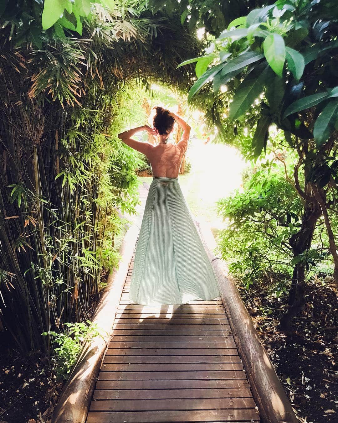 Cole Riseのインスタグラム：「@katewinsy cinderella-ing on location in jamaica #feelthevibe #shotoniphonex」