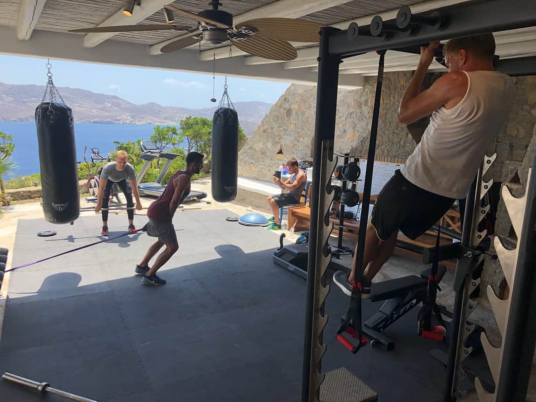 マルセル・シュメルツァーのインスタグラム：「🏋🏼‍♂️💪🏼🏃🏽‍♂️ #mykonos #workout #progress #focus」