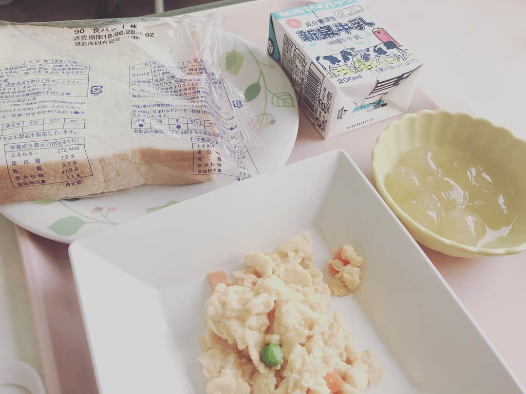 小裏奈美のインスタグラム：「6/27のご飯❤️ ちゃんと食べてます⭐️ ---------- #小裏奈美 #タレント #モデル #ライブ配信 #生配信 #ライバー #配信者 #個撮モデル #カメラマンさんと繋がりたい  #カメラマンと繋がりたい#カメラマン募集中  #ファインダー越しの私の世界  #ファインダー越しの世界 #ポートレート #ポートレートモデル #大阪 #関西 #自分発信クリエイター #撮影しま専科 #丸顔の救世主 #作品撮りカメラマン募集中 #撮影依頼募集中 #フォローミー #thisisme #memelive #入院中 #入院なう #病院食 #病院食とは思えない #顔面麻痺」