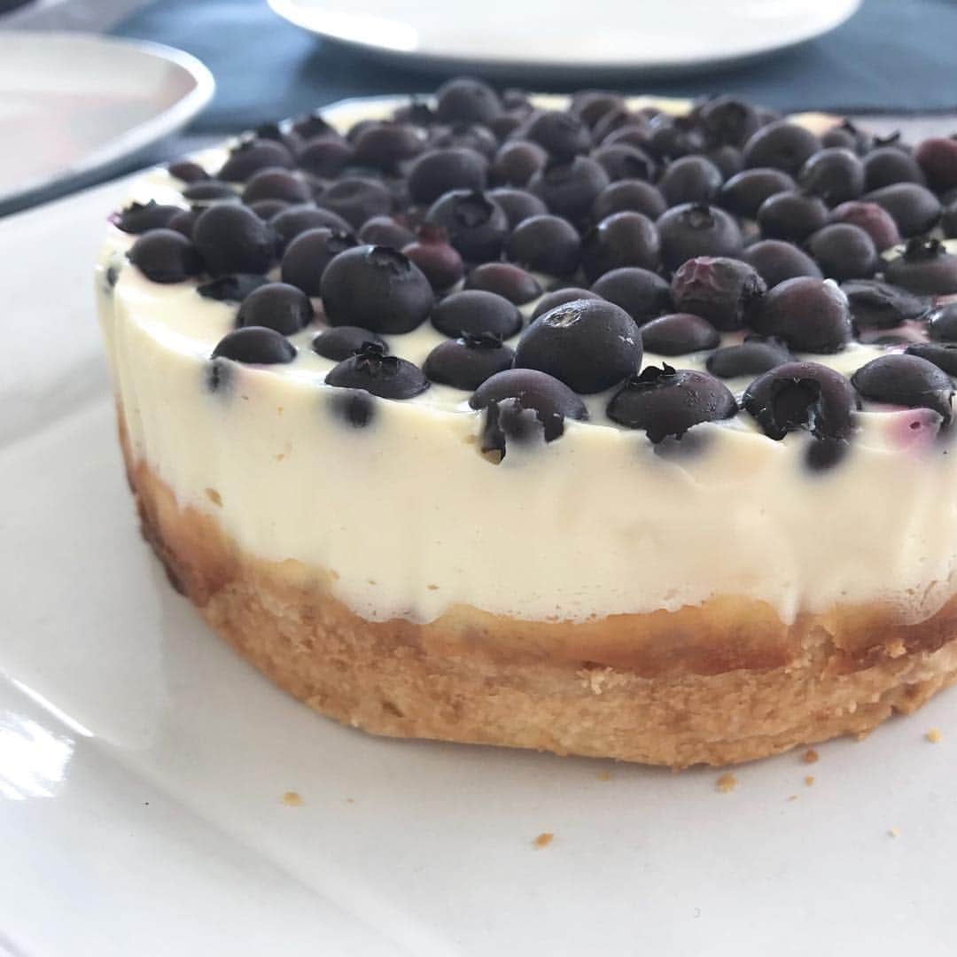はなさんのインスタグラム写真 - (はなInstagram)「久しぶりに焼いたこってリッチなNYチーズケーキ。サワークリームと生ブルーベリーのトッピングがいまの季節にぴったり！ #blueberrycheesecake #こってり #リッチ」6月28日 17時42分 - hanalovestaco