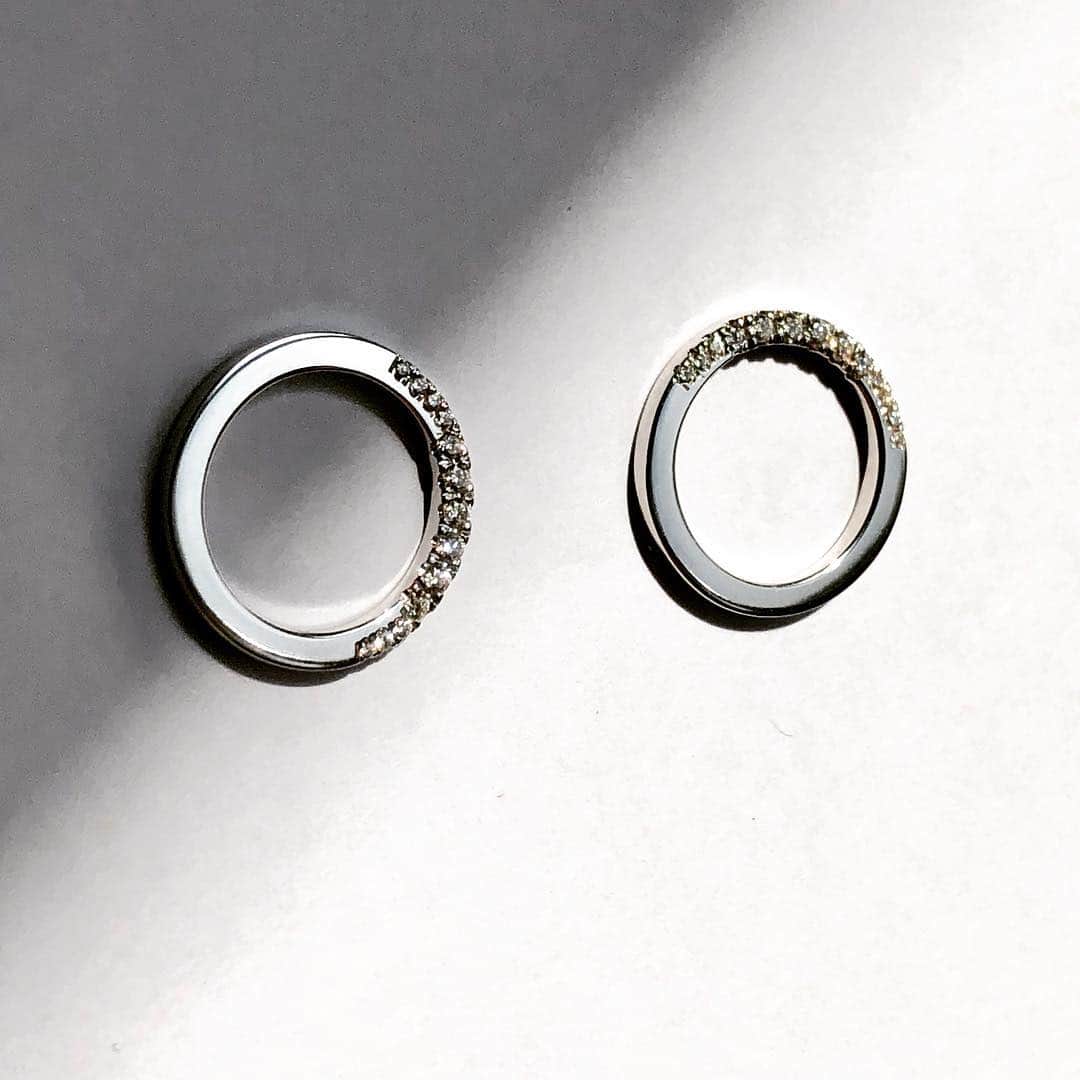 マリジョリのインスタグラム：「May we walk with trust and love. 🌕🍓🌕Full moon earrings 18k with diamonds. #strawberriemoon #diamondsearrings #earringsoftheday」