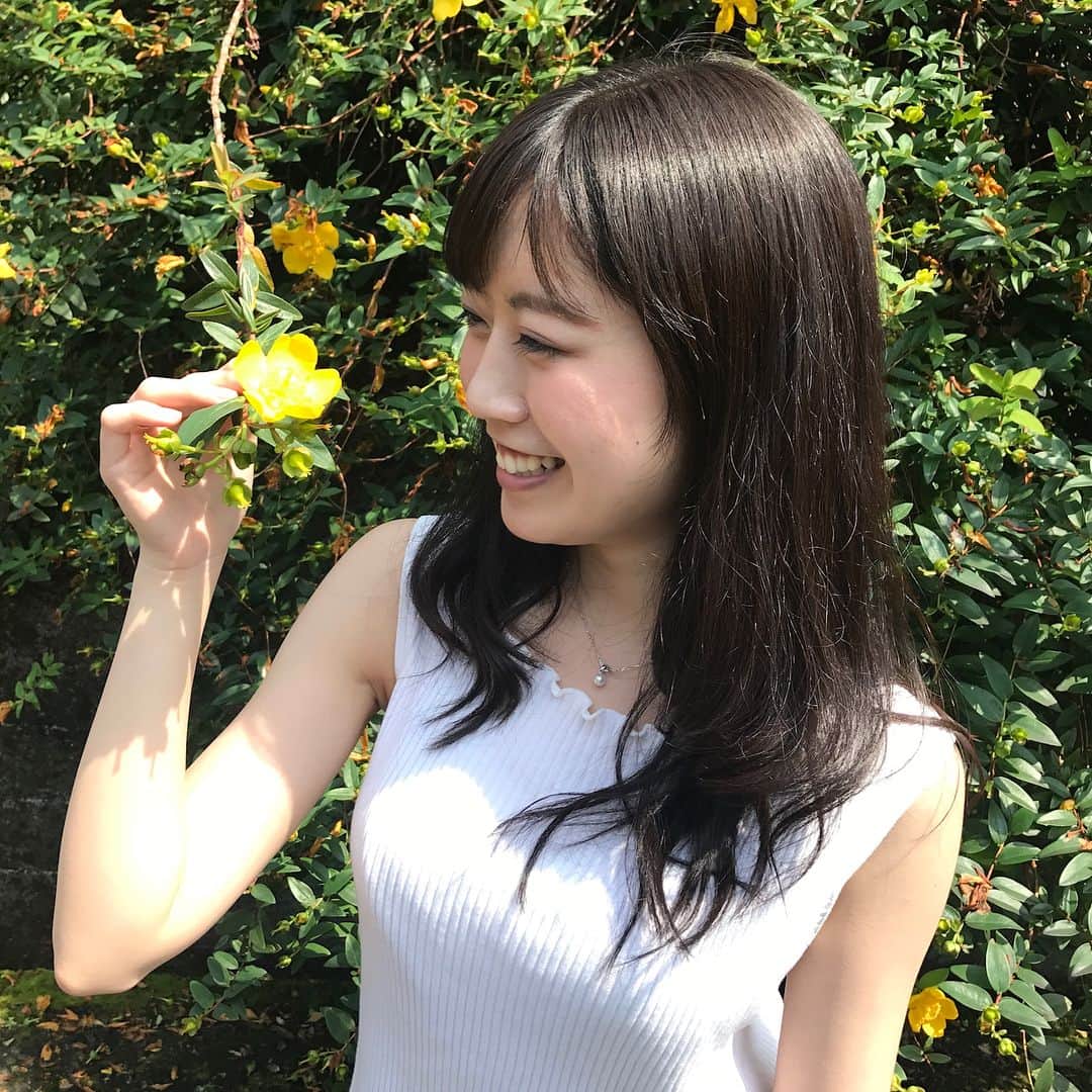石橋里紗のインスタグラム：「先日 お休みの日に大学時代の友人達とちょっぴり遠出をして 旅行に行ってきました🏝✨ この日はローズガーデンへ🌹 Instagram用の写真が沢山いるでしょ！！と優しい友人達がみかねて沢山ナイスショットを撮ってくれました📸✨ ・ 皆違う場所で忙しく働いているので 本当に貴重な時間…！ ・ 期待以上にリフレッシュ！！ ・ リラックスしている時間こそふとしたアイディアがうかんだり。。 次の仕事につながるヒントがあるものですなと実感しました✨  #次回も熱海編をお伝えします #旅行 #アナウンサー #新潟 #熱海」