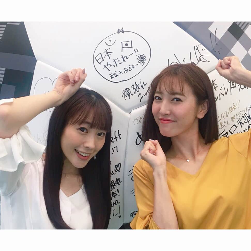 のインスタグラム：「at work☻  みなさんは今日、どこで観ますか？🤩 . . 今夜は、サッカーW杯⚽️ 🇯🇵日本✖︎ポーランド🇵🇱戦。 21:00〜放送です💛‼︎ . . #がんばれ日本🇯🇵‼️ #フジテレビ１階に置いてある巨大ボール⚽️ #まなさんとおざわも書き込み完了❤︎ #コロンビア🇨🇴を制し #セネガル🇸🇳に同点 #ポーランド🇵🇱は…⁉️ . . 全力で、仲間を応援しましょう🕺🏻⭐️」
