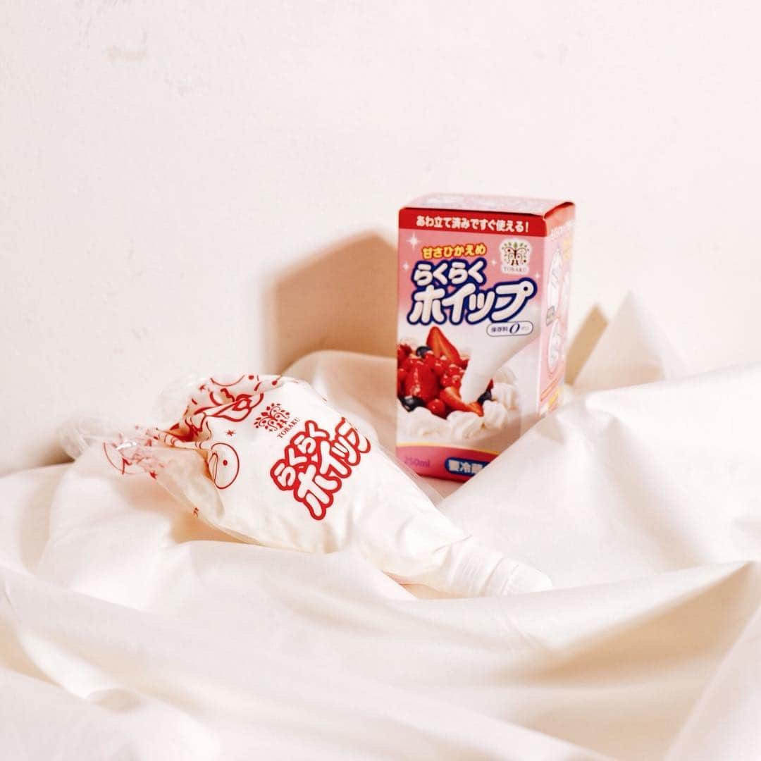 トーラク株式会社のインスタグラム：「あのホイップクリームもトーラクで❣⠀ プリンやデザートのお供に嬉しい✨⠀ .⠀ ◉らくらくホイップ⠀ 甘さ控えめのプレーンタイプなので、朝食時のパンアレンジやケーキはもちろん、パンケーキやプリン等、幅広い用途にお使いいただけます💖⠀ .⠀ ただいまリポストキャンペーン中！⠀ 詳しくは「REPOST CAMPAIGN」と書いた画像の投稿をご覧ください🍮⠀ .⠀ #トーラク #TORAKU #プリン #プリン好き #プリンマニア #コンビニスイーツ #コンビニ #スイーツ #スイーツ好き #pudding #puddingparty #sweets #ホイップクリーム #クリーム好き #デコレーション #簡単 #簡単クッキング #生クリーム #whippedcream #whipped⠀」