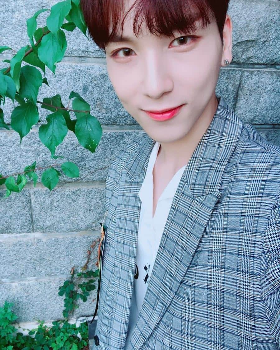 RAINZさんのインスタグラム写真 - (RAINZInstagram)「[☔️] 2018.06.28 #WONTAK  레인저의 청량한 아침을 위하여 살아있는 피톤치드 #원탁 이가 왔탁 🌿  #RAINZ #레인즈  #굿모닝_레인저🌞」6月28日 10時05分 - rainz.official