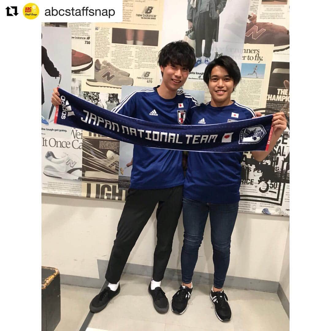 のインスタグラム：「#Repost @abcstaffsnap with @get_repost ・・・ 名前:宮本(左)、宇陀岬(右) 店舗:池袋店 サイズ:28.5cm、27.5cm 身長: 180cm、168cm 着用アイテム:adidas 18JFAホームTシャツ BR3641  コメント: Wカップ 日本アツイ🇯🇵🔥 #abcmart #abcスポ #abc #アスレジャー #sportswear #ootd #instasports #sports #shoes #sneaker #スニーカー #シューズ #lifestyle #fashion #adidas #ワールドカップ #W杯 #日本代表ジャージ#池袋店 #サッカー応援 #日本代表応援」