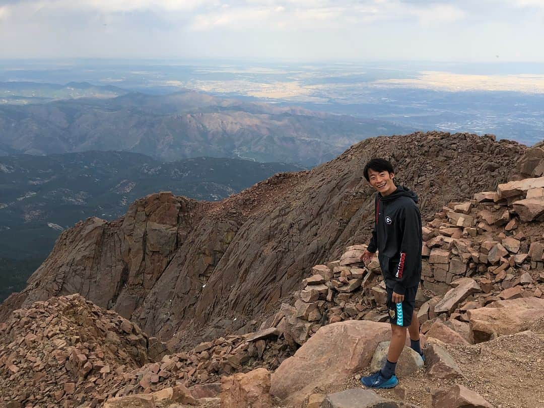 入江陵介さんのインスタグラム写真 - (入江陵介Instagram)「Pikes Peak⛰ can’t wait to back sea level....🏝 コロラド合宿も残り一週間🏊‍♂️ 日本が恋しい。笑  #needoxygen #pikespeak #godawgs  #tobiuojapan  #高地合宿してるのに更に山に登る #酸欠」6月28日 12時28分 - ryosuke_irie