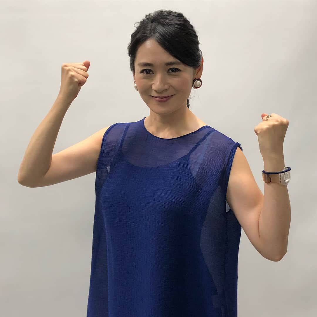 水原恵理さんのインスタグラム写真 - (水原恵理Instagram)「今日は侍ブルーで出勤でしょ〜！ と思っていたら、意外と世の中みんな青くない…  と思っていたら、青いアッコさん登場！！ 「みず！！だよね〜！」って！！ アッコさんとの写真は出勤直後、メイク前…なので2枚目にしておきました。  #ワールドカップ2018  #侍ブルー」6月28日 13時21分 - erimizuhara