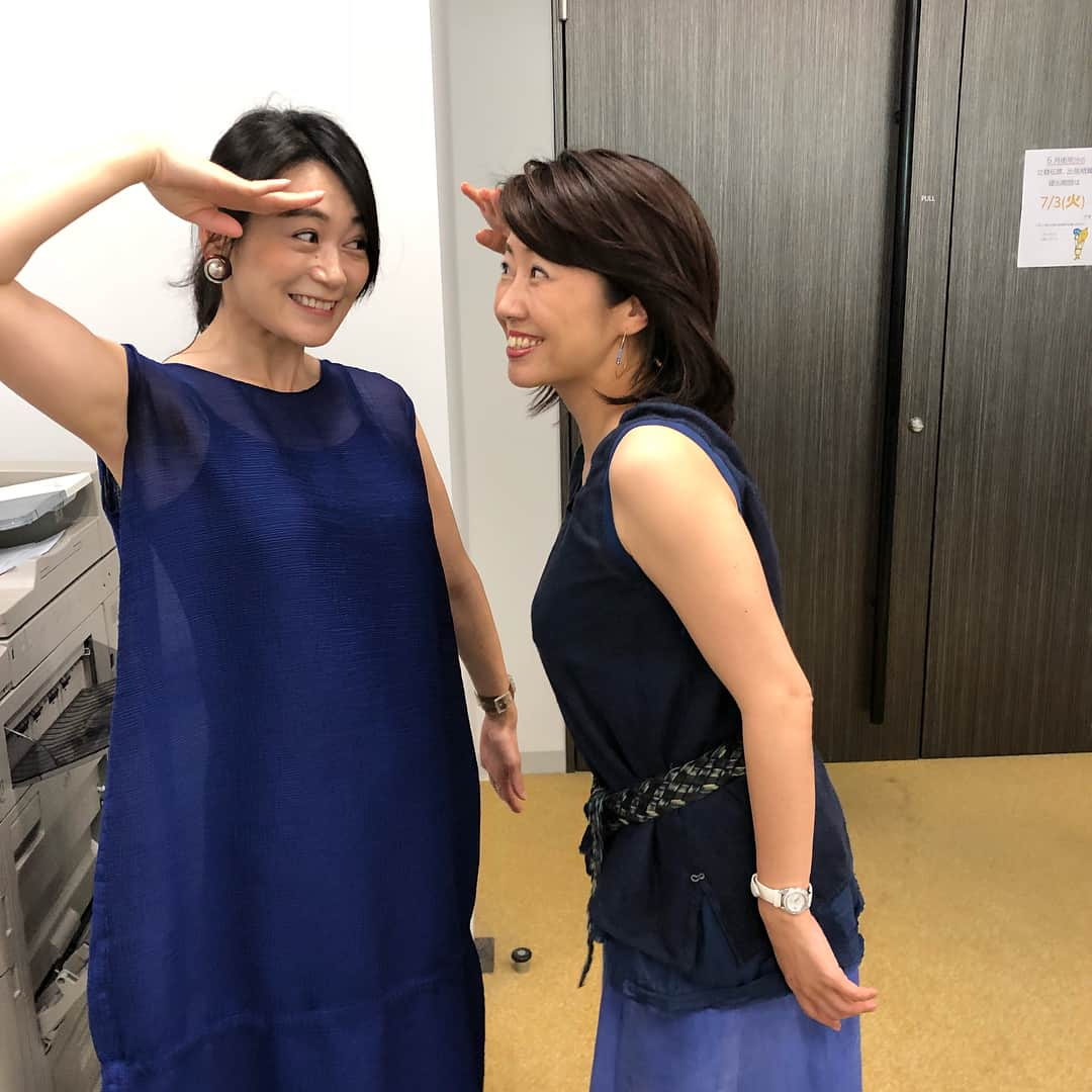 水原恵理さんのインスタグラム写真 - (水原恵理Instagram)「今日は侍ブルーで出勤でしょ〜！ と思っていたら、意外と世の中みんな青くない…  と思っていたら、青いアッコさん登場！！ 「みず！！だよね〜！」って！！ アッコさんとの写真は出勤直後、メイク前…なので2枚目にしておきました。  #ワールドカップ2018  #侍ブルー」6月28日 13時21分 - erimizuhara