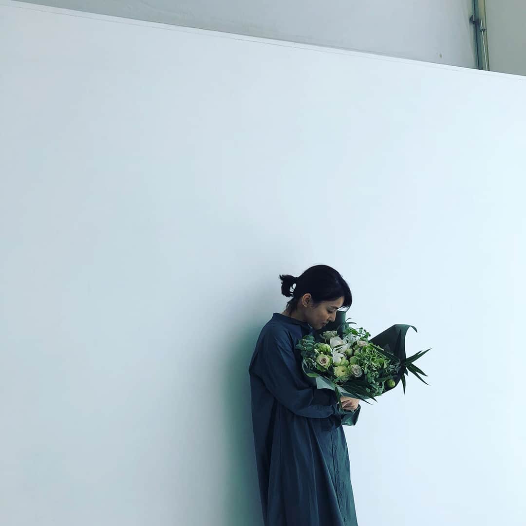 石田ゆり子さんのインスタグラム写真 - (石田ゆり子Instagram)「撮影現場にて。 素敵なお花をいただいた🌼🌸ありがとうございます。 嬉しい…」6月28日 13時28分 - yuriyuri1003