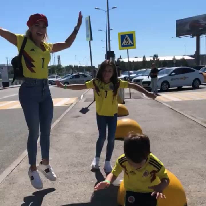 ジェシカ・スターリングのインスタグラム：「Cuando estas demasiado feliz porque tu selección sigue adelante 💛💙❤️ Gracias DIOS todo esto es obra tuya!! Orgullosos de ti @d_ospina1」