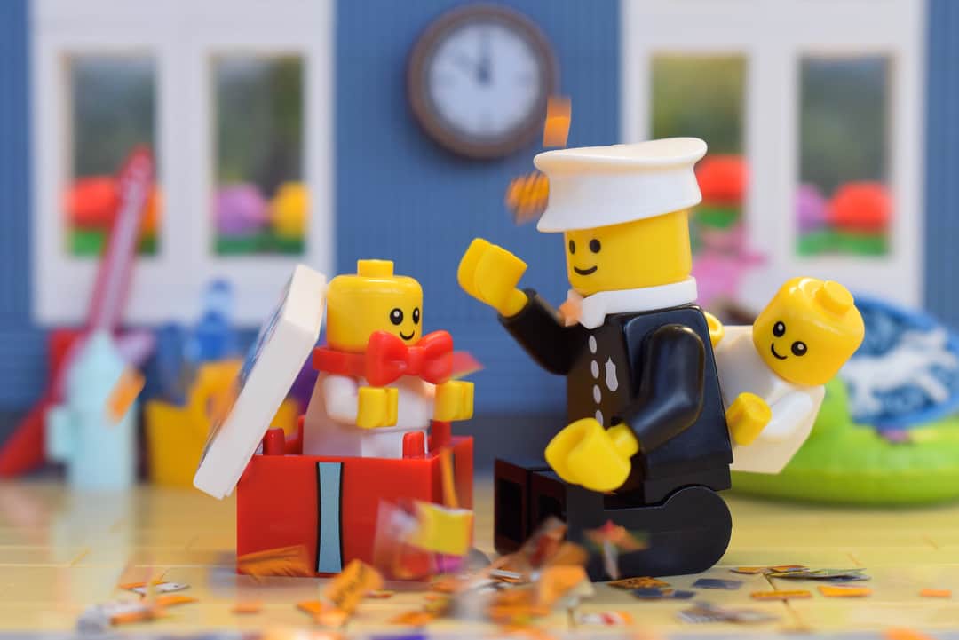LEGOさんのインスタグラム写真 - (LEGOInstagram)「Congratulations to all the bricktastic winners of the #LEGOMinifigures Series 18 photo contest: Anna Bitanga, Marco Zanconi, Nic Le Poidevin, and Konstantin Kuznetsov. 😍👏」6月29日 2時08分 - lego