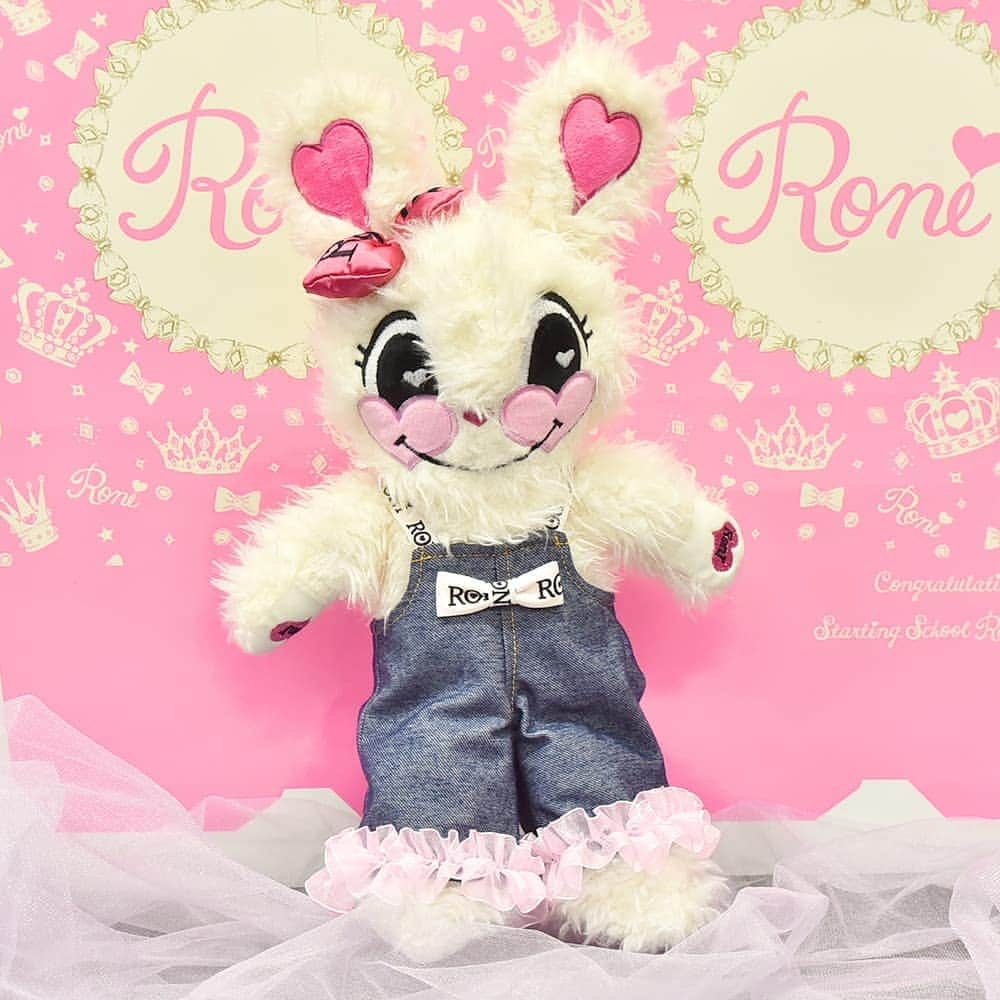RONI WORLDさんのインスタグラム写真 - (RONI WORLDInstagram)「. .★KODOMOLAND限定商品★ . .62dayが誕生日の .ロニぴょん2018年バージョンのコスチューム第3弾!! . .2018年バージョンのロニぴょんにピッタリのコスチューム、「デニム風サロペットコスチューム」が販売スタート!! . .KODOMO LAND 限定のキュートなコスチュームです。お見逃しなく♪ . .6月28日(木)19 : 00～ .@kodomoland_officialにて限定販売 . .[ご注意] .※ロニぴょんのコスチュームのご購入時には、2018年バージョンロニぴょん購入時のシリアルNoが必要になります。 . .※KODOMOLANDでコスチュームご購入の際には備考欄に、2018年バージョンロニぴょん購入時のシリアルNoを必ずご記入下さい。 . .※KODOMOLANDにて2018年バージョンロニぴょんをご購入された方は、注文Noのご記入でも対応可能です｡ . . .#RONI#ロニィ#ロニぴょん#ふわふわ#コスチューム#デニム風サロペット#KODOMOLAND#コドモランド#限定商品#キュート#kawaii」6月28日 18時25分 - roni62insta