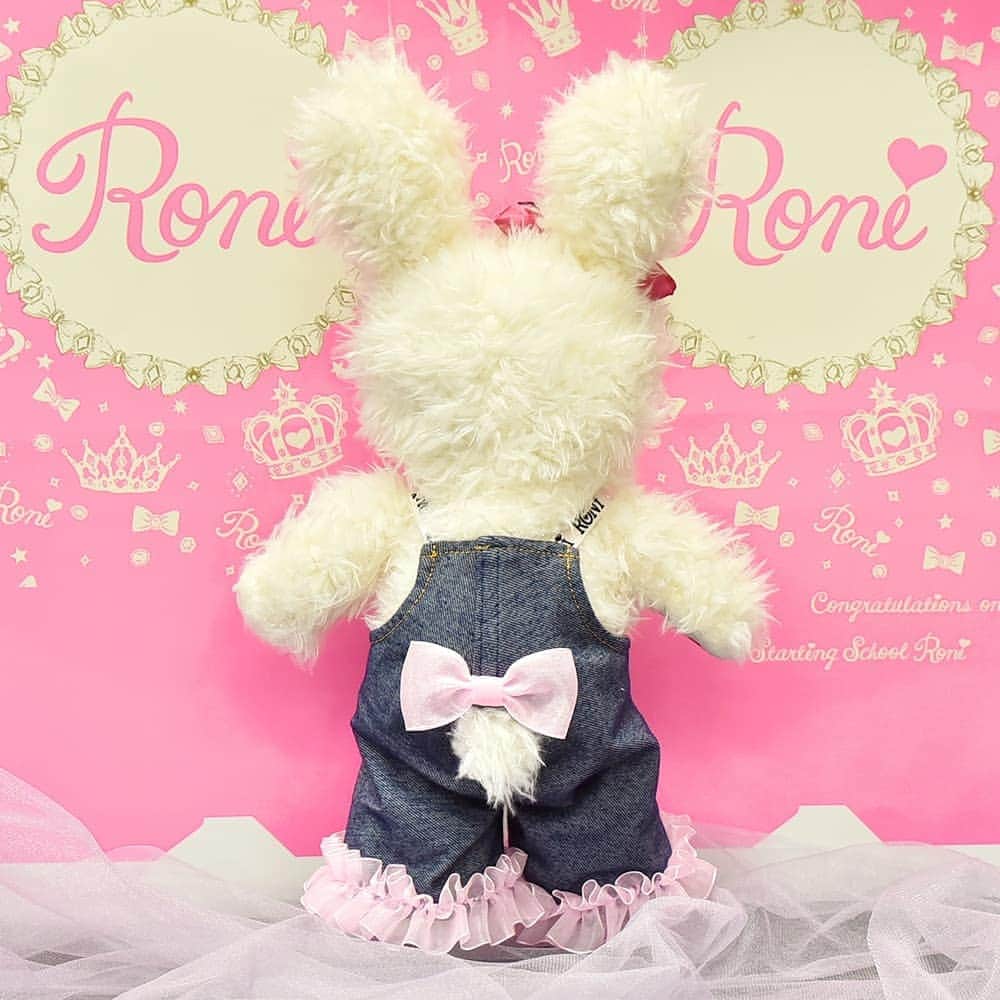 RONI WORLDさんのインスタグラム写真 - (RONI WORLDInstagram)「. .★KODOMOLAND限定商品★ . .62dayが誕生日の .ロニぴょん2018年バージョンのコスチューム第3弾!! . .2018年バージョンのロニぴょんにピッタリのコスチューム、「デニム風サロペットコスチューム」が販売スタート!! . .KODOMO LAND 限定のキュートなコスチュームです。お見逃しなく♪ . .6月28日(木)19 : 00～ .@kodomoland_officialにて限定販売 . .[ご注意] .※ロニぴょんのコスチュームのご購入時には、2018年バージョンロニぴょん購入時のシリアルNoが必要になります。 . .※KODOMOLANDでコスチュームご購入の際には備考欄に、2018年バージョンロニぴょん購入時のシリアルNoを必ずご記入下さい。 . .※KODOMOLANDにて2018年バージョンロニぴょんをご購入された方は、注文Noのご記入でも対応可能です｡ . . .#RONI#ロニィ#ロニぴょん#ふわふわ#コスチューム#デニム風サロペット#KODOMOLAND#コドモランド#限定商品#キュート#kawaii」6月28日 18時25分 - roni62insta
