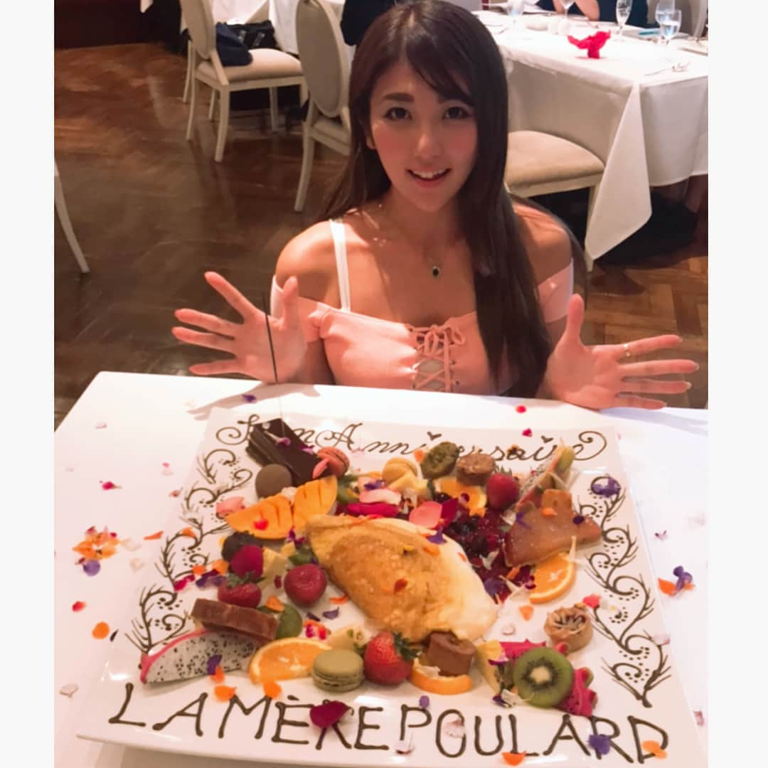 神谷麻美さんのインスタグラム写真 - (神谷麻美Instagram)「ラメールプラールの試食会にお呼ばれされたので、行ってきました(๑´ㅂ`๑)ŧ‹"ŧ‹"♥️ 🍷 6月30日からリニューアルオープンし、新メニューになるそうです💖 どの料理も美味しいので、食べみてね( ´͈ ᵕ `͈ )♥️ 私は、特にシードル 🍷 フォアグラのふわふわオムレツ 仔羊ローストが 好きでした♡〜٩(^▿^)۶〜♡💕 🍷 ふわふわオムレツを作る時、リズミカルだし、パフォーマンスも素敵だし、見てて楽しかった～ﾟ+.ﾟ(´˘`人)ﾟ+.ﾟ💖 🍷 #ラメールプラール東京 #ラメールプラール #ふわふわオムレツ #アニバーサリーオムレツ #モンサンミッシェル #lamerepoulard #MontSaintMichel #1888 #130周年  #カワコレメディア 🍷 最後の写真はラメールプラールのお店が日本にできた当初に行った時、美味しかったので、家でも作ってみた時の写真です(*´ч`*)♥️🍳 なので、 リニューアルの時これて、新メニュー食べれて、とても嬉しかったです(っ´ω`c)♥️ みなさんも行ってみてね💖🇫🇷🍴」6月28日 18時40分 - asamice428