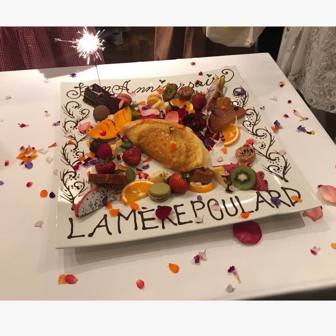 神谷麻美さんのインスタグラム写真 - (神谷麻美Instagram)「ラメールプラールの試食会にお呼ばれされたので、行ってきました(๑´ㅂ`๑)ŧ‹"ŧ‹"♥️ 🍷 6月30日からリニューアルオープンし、新メニューになるそうです💖 どの料理も美味しいので、食べみてね( ´͈ ᵕ `͈ )♥️ 私は、特にシードル 🍷 フォアグラのふわふわオムレツ 仔羊ローストが 好きでした♡〜٩(^▿^)۶〜♡💕 🍷 ふわふわオムレツを作る時、リズミカルだし、パフォーマンスも素敵だし、見てて楽しかった～ﾟ+.ﾟ(´˘`人)ﾟ+.ﾟ💖 🍷 #ラメールプラール東京 #ラメールプラール #ふわふわオムレツ #アニバーサリーオムレツ #モンサンミッシェル #lamerepoulard #MontSaintMichel #1888 #130周年  #カワコレメディア 🍷 最後の写真はラメールプラールのお店が日本にできた当初に行った時、美味しかったので、家でも作ってみた時の写真です(*´ч`*)♥️🍳 なので、 リニューアルの時これて、新メニュー食べれて、とても嬉しかったです(っ´ω`c)♥️ みなさんも行ってみてね💖🇫🇷🍴」6月28日 18時40分 - asamice428