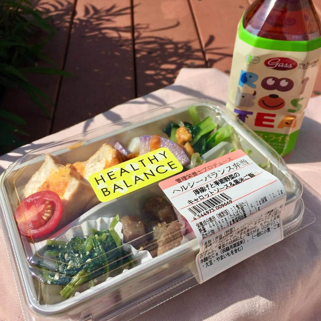 FOOD&COMPANYさんのインスタグラム写真 - (FOOD&COMPANYInstagram)「【平日限定！日替わりお弁当、はじめました！@ NEWoMaN新宿エキナカ店】 . 今週からMiNi by FOOD&COMPANY 新宿エキナカ店では、平日限定でオーガニックハウスさんの野菜がたっぷり摂れるお弁当をご用意しております。 . ◯国産有機栽培米のごはんと有機野菜を使用 ◯季節にあった、お肉やお魚のおかずが充実 ◯保存料・化学調味料・合成着色料は無添加 . 毎日のランチや夕食に、カラダがよろこぶお弁当はいかがでしょうか。天然、もしくは自然環境で育ったお魚のお弁当や、お野菜をたっぷり使ったベジタリアン弁当もオススメです。 日替わりで、毎日違う味が楽しめますよ♪ 新宿駅をご利用の際は、ぜひお立ち寄りください。 . #minibyfoodandcompany #foodandcompany #新宿 #shinjuku #newoman #お弁当 #オーガニックハウス #lunchbox」6月28日 18時44分 - foodandcompany_grocery