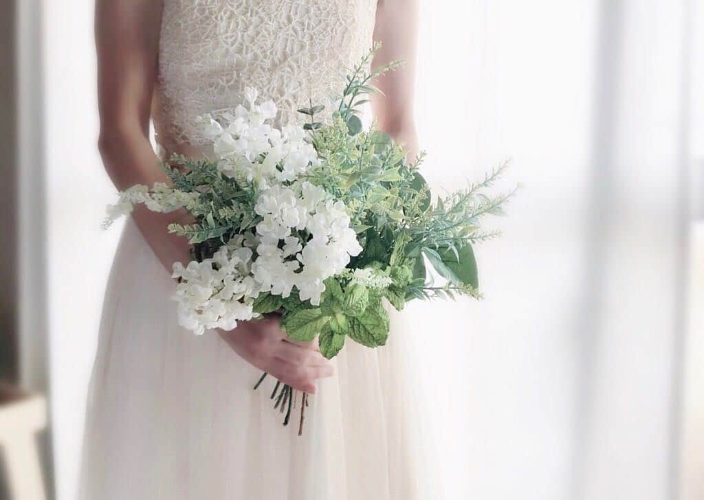 minne_weddingのインスタグラム：「. 白グリーンがとても爽やかなクラッチブーケ。 . アーティフィシャルフラワーを使用していますので、 海外ウエディング、リゾートウエディングにも安心です。 . ▼クラッチブーケ (ブートニア付) / ameriさん https://minne.com/items/13970056 . . #minne#クラッチブーケ#アーティフィシャルフラワー#ウェディングブーケ#ブーケ#ブーケトス#ブーケレッスン#フラワーアレンジメント#手作りブーケ#ウェディングブーケ#プリザーブドフラワー#フラワーアレンジメント#花好きな人と繋がりたい#リースブーケ#ナチュラルウェディング#リゾートウェディング#ハンドメイド#ハンドメイド記録#ハンドメイド好き#ハンドメイド好きさんと繋がりたい#ハンドメイド好きな人と繋がりたい#ハンドメイド作品#インテリア雑貨#ハンドメイド初心者#手作り雑貨#ハンドメイド部#ウェディンググッズ#花嫁diy#ハンドメイド作家#ウェディングアイテム」