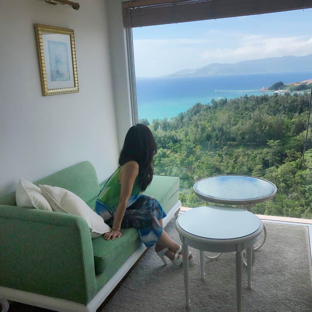 長嶺菜菜子のインスタグラム：「. 私の部屋でやんす♡︎₍₍ ◝︎(・ω・)◟︎ ⁾⁾♡︎ . . . 嘘でやんす2回目(՞ټ՞☝︎ . #オキナワマリオット ホテルの部屋から眺める青い海😍🏝🌺🤙 . 何もしない幸せ( ᵕᴗᵕ )*･☪︎·̩͙ . . #インフルエンサー #インスタグラマー #沖縄マリオットリゾートアンドスパ #沖縄おすすめホテル #沖縄リゾートホテル #海 #沖縄出身 #うちなんちゅ #海好き #旅行好き #アクティブ #オキナワマリオット #okinawamarriott #海を望めるホテル」