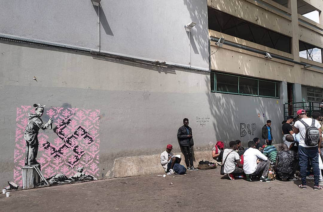 バンクシーのインスタグラム：「. Porte de la Chapelle, migrant’s soup kitchen.」