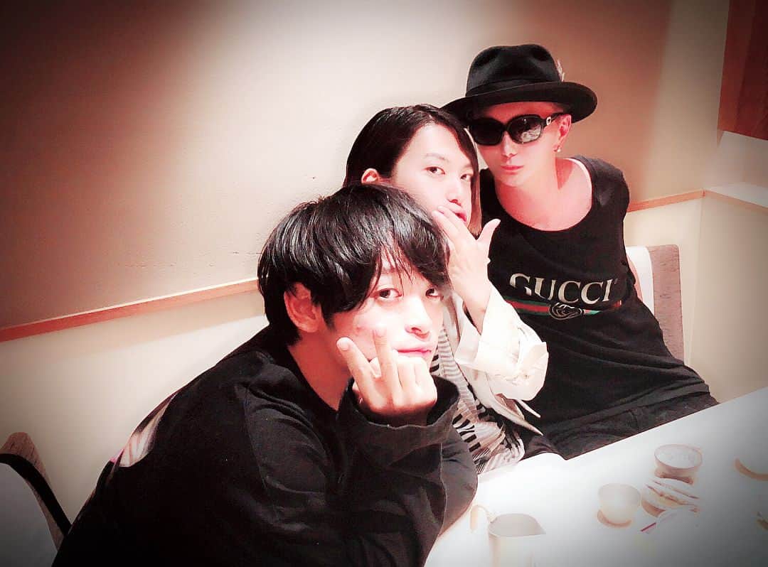luzのインスタグラム：「先日武瑠くんとオーラルのたくやくんと寿司会🍣 今までで食べたお寿司で一番うまかった  #sushi #sleepyhead #theoralcigarettes #大将のキャラ濃い」