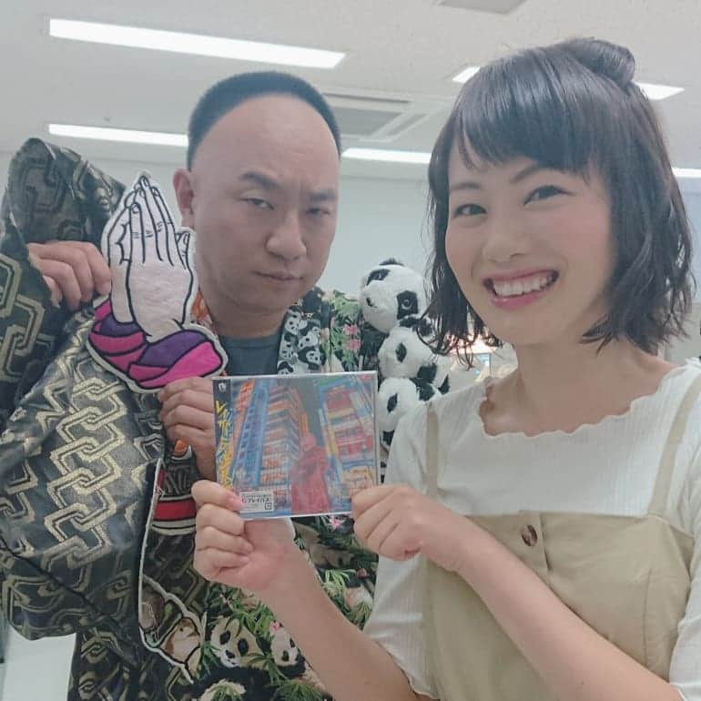 高橋真理恵さんのインスタグラム写真 - (高橋真理恵Instagram)「* この前、よ～いドンに ゲストで来られた レイザーラモンRGさん。  ファーストシングル 『いただきます』を聞かせてもらいました🎵  写真をお願いすると、 すごく後ろで 衣装を見せてくれていました😂  #よーいドン #よーいどん #ゲスト#レイザーラモンrg #新曲 #ファーストシングル * * #いただきます  みんなで振り付けできます😂  #dotheパンダッ！ という曲も楽しい😂パンダの曲！」6月28日 21時17分 - marie___takahashi