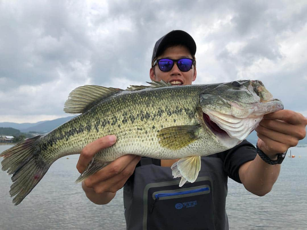 岡田慎吾さんのインスタグラム写真 - (岡田慎吾Instagram)「おらおらー #ブラックバス #バス釣り #blackbass #琵琶湖  #上顎尾開き #51cm」6月28日 20時24分 - shingo_o11