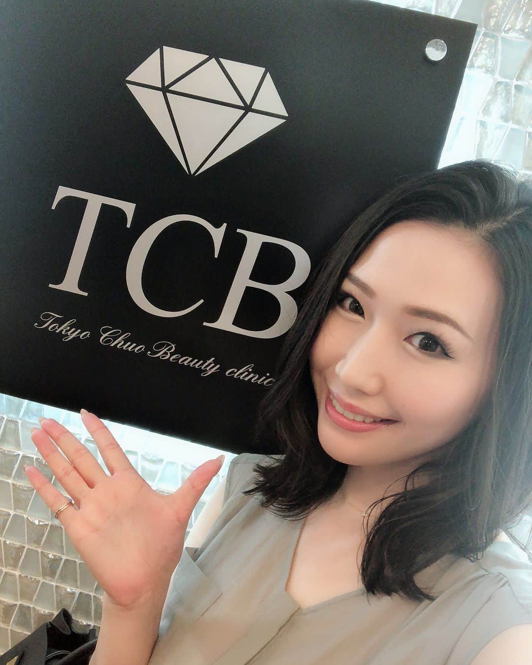 佐山愛のインスタグラム：「・ 先日、 東京中央美容外科中野院 ＠tcbnakano で受けた TCB式小顔美肌再生と 小顔脂肪溶解BNLS注射の施術から 1週間後の術後検診に行ってきたときの お写真〜〜❤️ ・ ビフォーアフターの写真も含め、 当日からの経過をレポートしてみようかと♪♪ ・ まず、術直後の写真&動画 ・ 向かって右側のフェイスラインが 劇的にシュッとしてるのが分かるかと！ (反対側が丸いのは麻酔液の影響) ・ そしてそこから術後1週間の写真を見ると 全体的に自然なラインになってきてるでしょ？ ・ こうやって少しずつ腫れも引いていくし 糸もどんどんなじんでいって、 1ヶ月かけて完成するんだって✨ ・ まだ少し腫れてる状態だけど、 日に日に完成形に近づいてるのが分かるから とってもワクワクな毎日〜〜❤️ ・ 真梨子先生 @drinouemariko 丁寧な施術ありがとうございますぅ😊 ・ 1ヶ月後が楽しみだなぁーーっ♪♪ ・ #東京中央美容外科中野院 #東京中央美容外科 #美容外科 #中野 #TCB式小顔美肌再生  #小顔脂肪溶解BNLS注射 #リフトアップ #井上真梨子 #ミスワールド #PR」