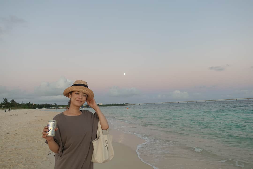 加藤紀子のインスタグラム：「昨日、名古屋生放送終わって✈️宮古島に来たら、夕陽大きいし海綺麗だし夫、舵取りデビューだし（いわゆるプロがいれば許されるやつ）今夜は満月🌕だし。 夏休み、頂きます🍺🏊🏻‍♂️🛥 #宮古島」