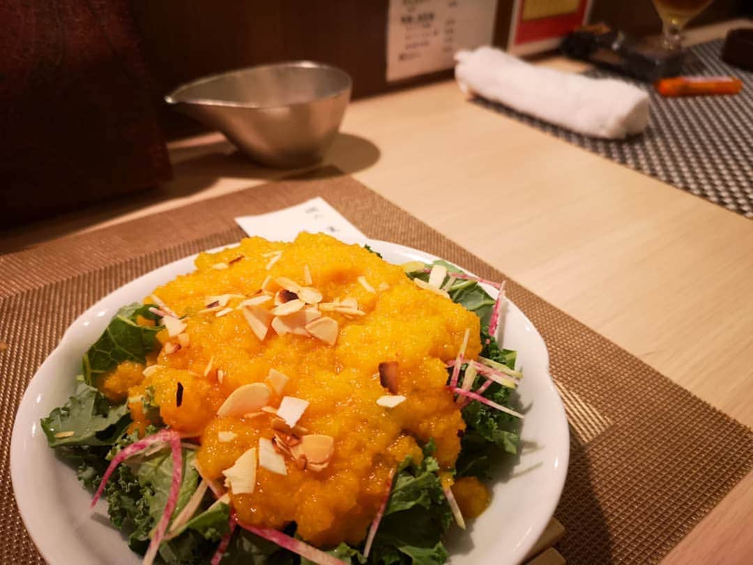 高梨雄平のインスタグラム：「和食屋さんのケールサラダ 今夜はおひとり様です。  誰も暇な人いないよって。  #赤坂見附」