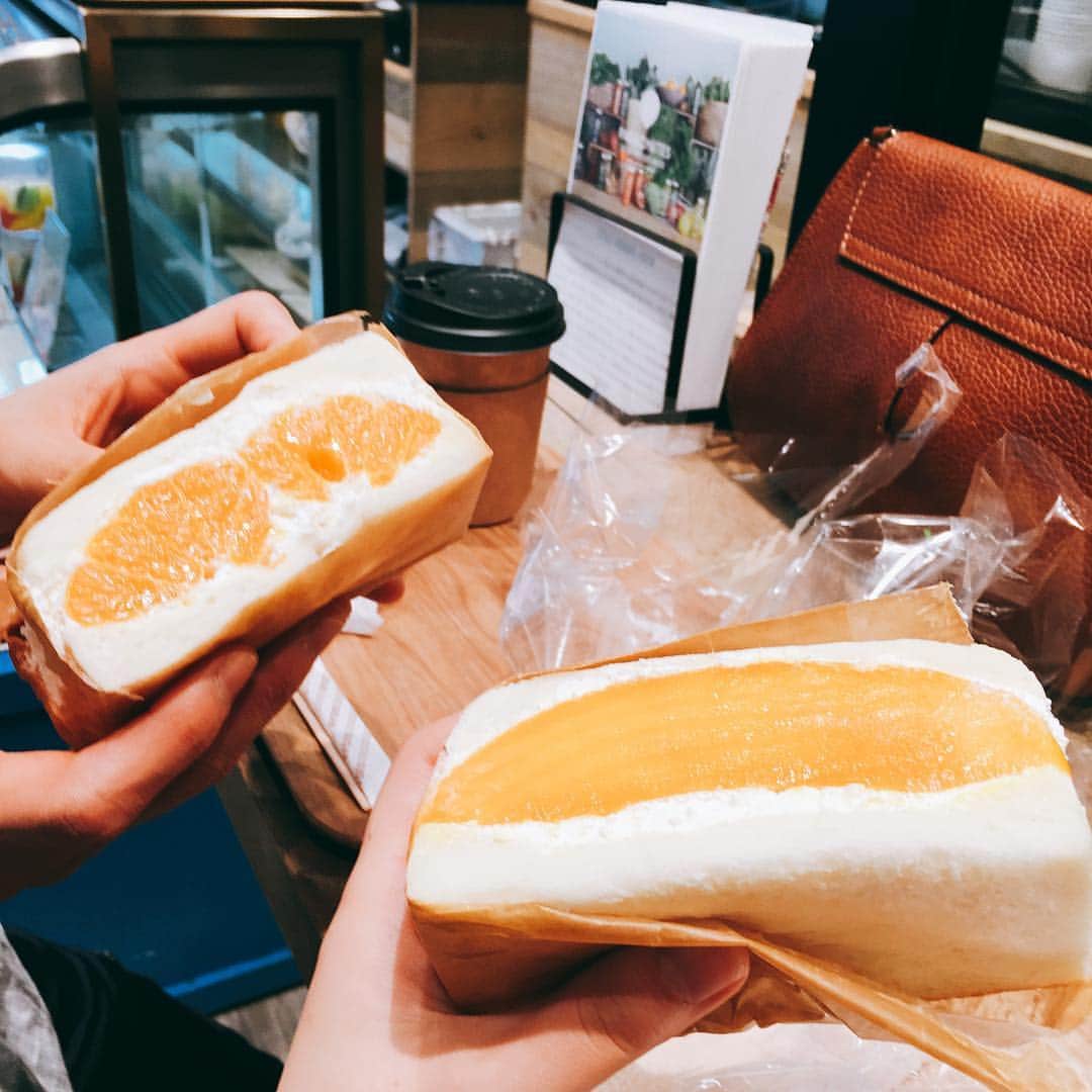 千菅春香のインスタグラム：「贅沢！ 奮発して高い方のマンゴーにしてよかったぁ…  #hanafru #マンゴー #デコポン #お母さんの東京で行きたい店リスト」