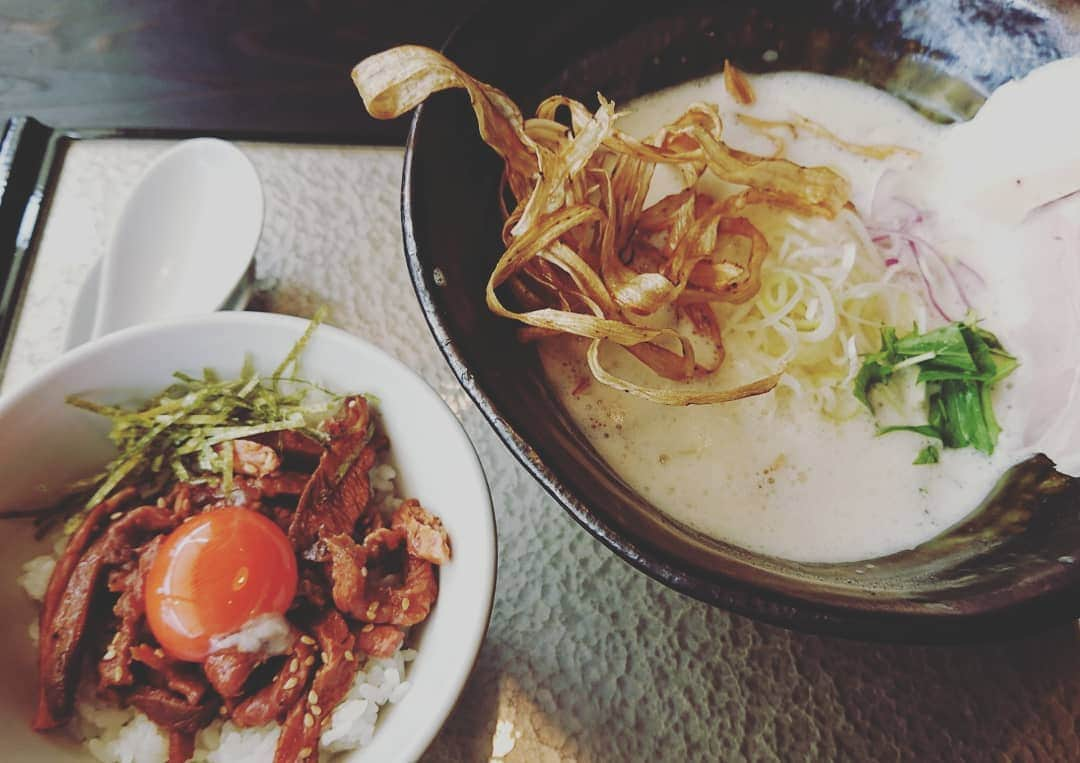 岡友美さんのインスタグラム写真 - (岡友美Instagram)「鶏肉を飲んでるみたいやった。 美味 おしぼりがオシャレ！ 検索したら2000枚で8000円くらいで売ってる。 ポチろかなw #座銀 #ZAGIN #ラーメン #つけ麺 #ミニユッケ丼  #おしぼりがオシャレ」6月28日 22時35分 - okatomo38