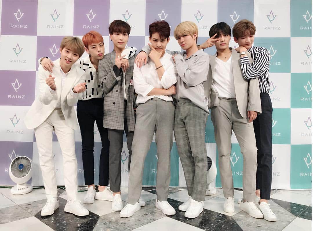 RAINZのインスタグラム：「[☔️] 2018.06.28 #RAINZ - 오늘도 #레인즈 는 #레인저 의 사랑으로 행복했습니다💜사랑합니다 레인저💜 - #고마워요_레인저 #자알자요_레인저😉」