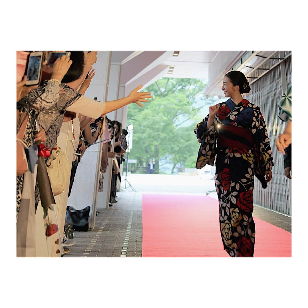 板野友美さんのインスタグラム写真 - (板野友美Instagram)「レッドカーペット  #熱海国際映画祭 #映画イマジネーションゲーム #7月28日公開 #友Style」6月28日 23時58分 - tomo.i_0703