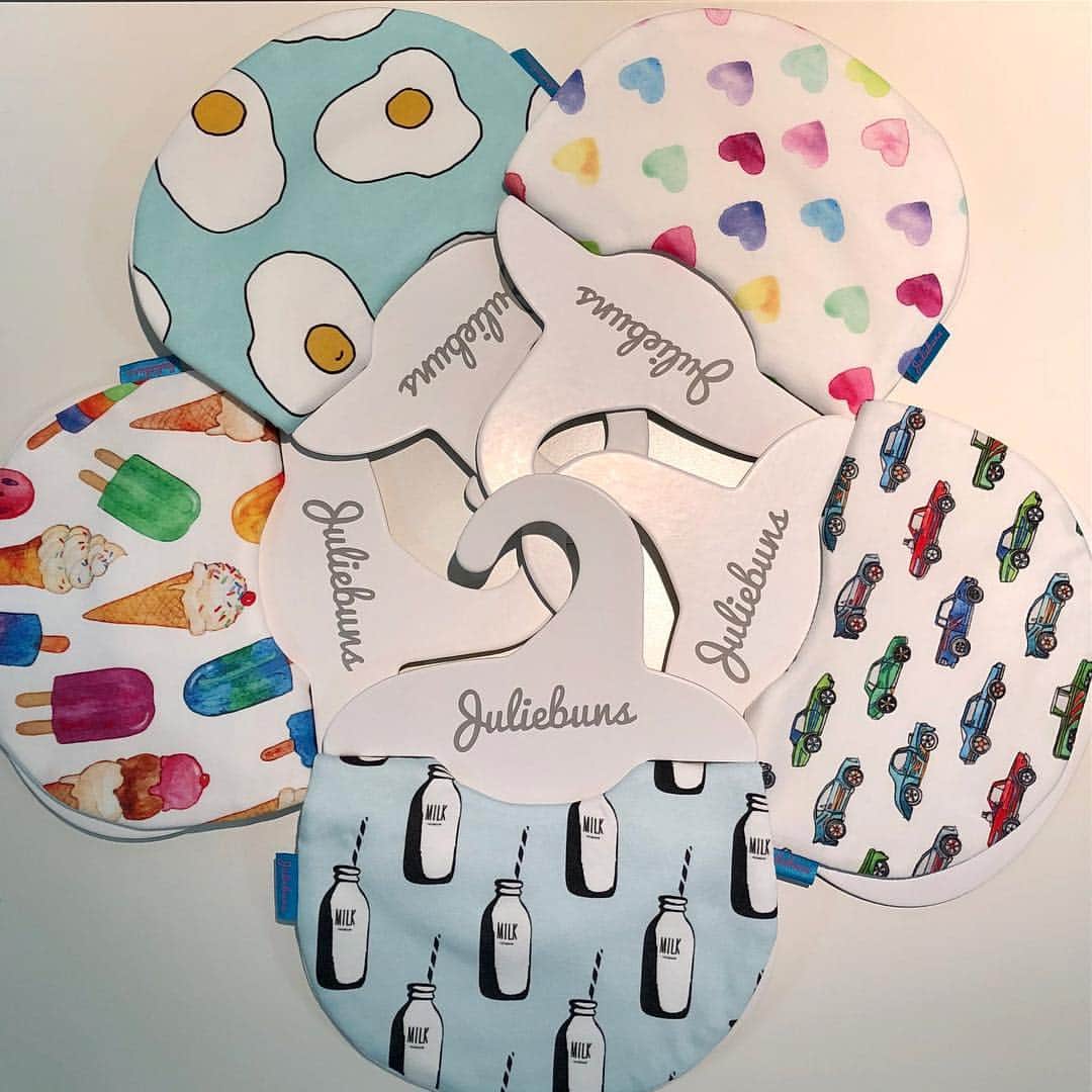 blossom39_officialのインスタグラム：「ジュリーバンズのスタイはふんわりとしていて、気持ちいい肌触り♡ ポップでカラフルなアイスキャンディ柄や、ユニークなエッグ柄🍦🍳他にも色んな柄があります！！ ロゴの入ったハンガーにかかった姿はコロンととっても可愛いですよ💕 ▶︎詳細はプロフィール→HPからご覧ください。  #ジュリーバンズ #juliebuns #スタイ #よだれかけ #出産祝い #出産準備 #ブロッサム39 #プレママ #出産ギフト」